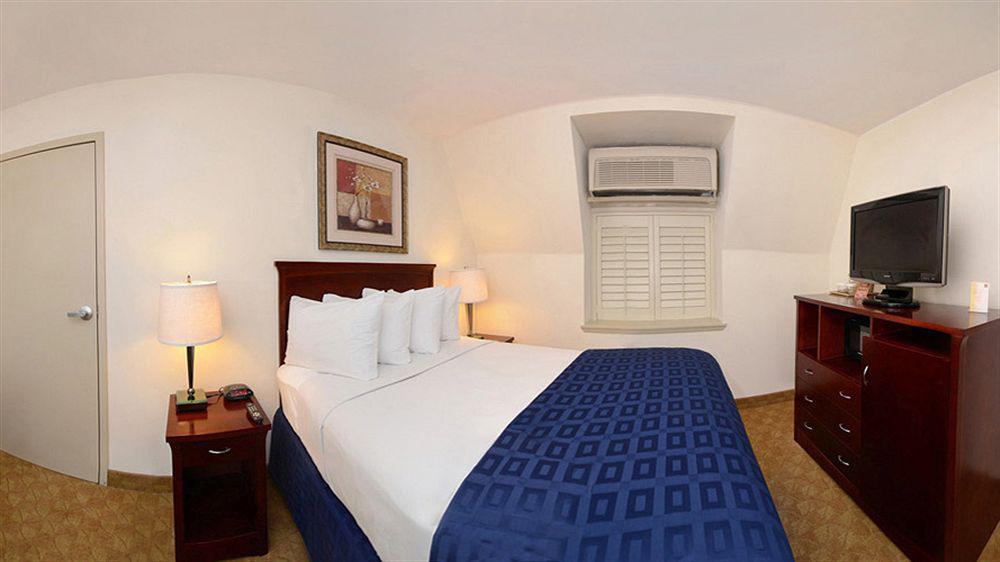 Ramada By Wyndham Oakland Downtown City Center Exterior foto